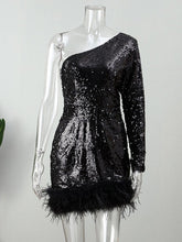 Robe courte dos nu à plumes et épaules dénudées Shiloh